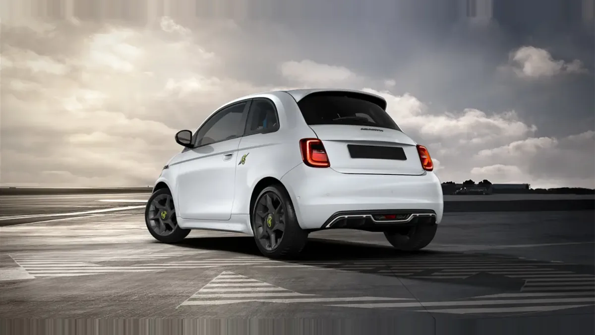 Abarth 500e 42kWh en renting a Barcelona — Darrere