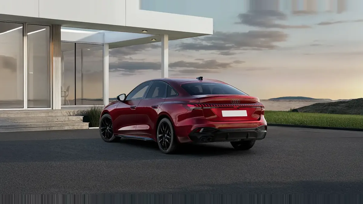 Audi A5 vermell vist des del darrere
