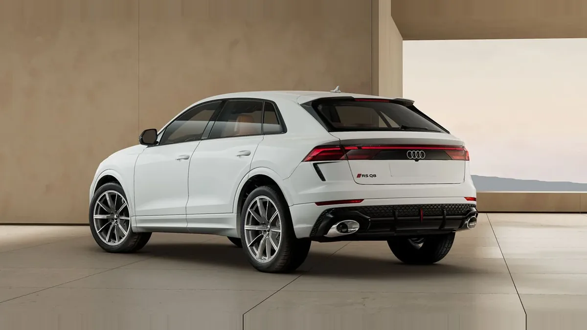 Audi RS Q8 441kW TipTronic en renting a Barcelona — Darrere