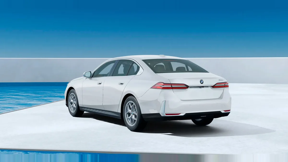 BMW Serie 5 520d en renting a Barcelona — Lateral