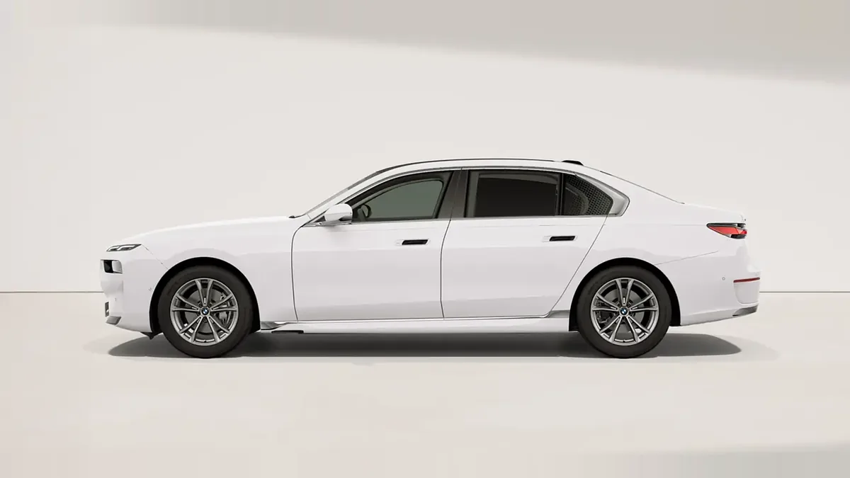 BMW Serie 7 740d xDrive en renting a Barcelona — Lateral