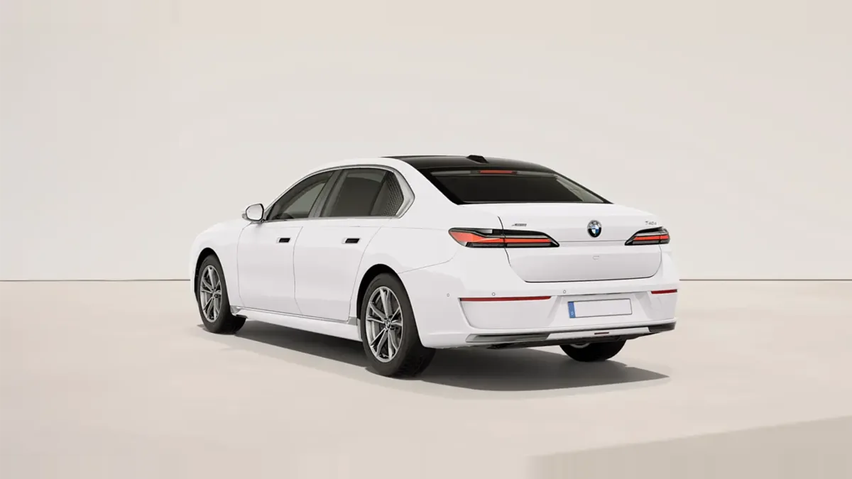 BMW Serie 7 740d xDrive en renting a Barcelona — Darrere