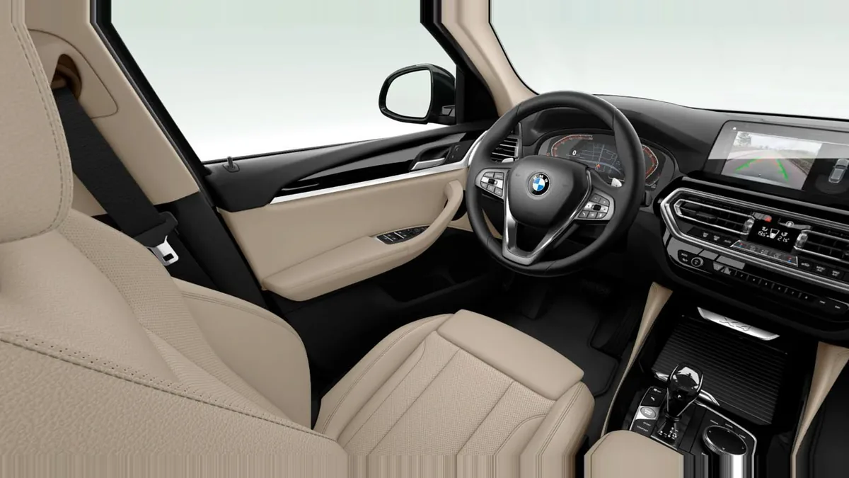 BMW X4 xDrive20d xLine en renting a Barcelona — Darrere