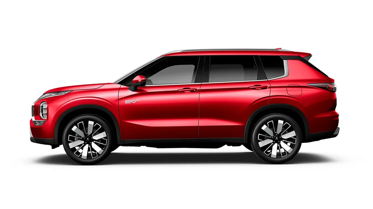 Mitsubishi Outlander PHEV Kaiteki 4WD 306CV en renting a Barcelona — Darrere