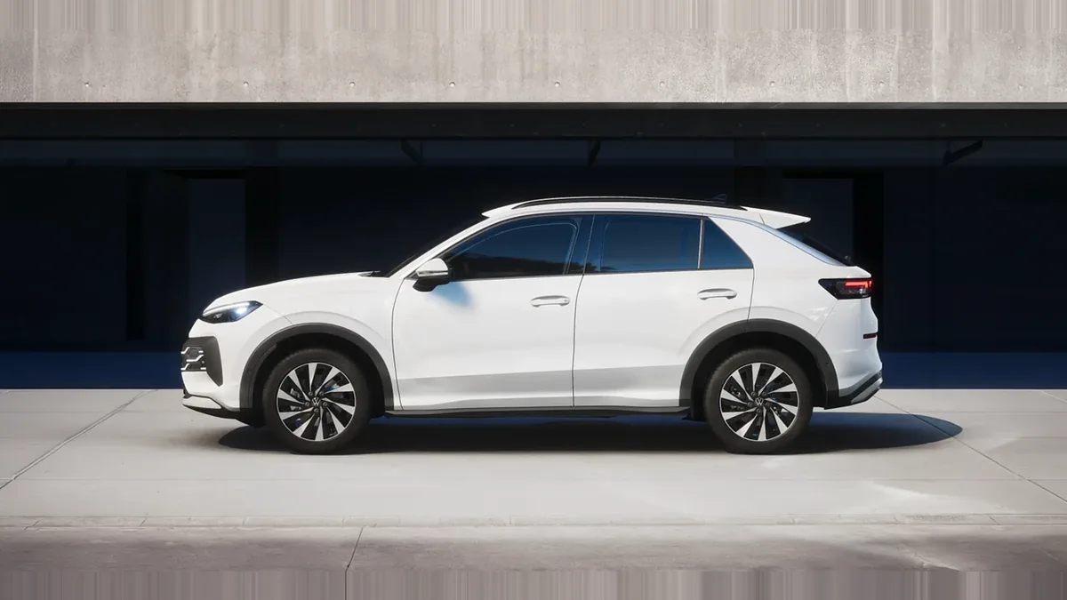 Volkswagen T-ROC Match 1.5 eTSI 150CV DSG en renting a Barcelona — Darrere