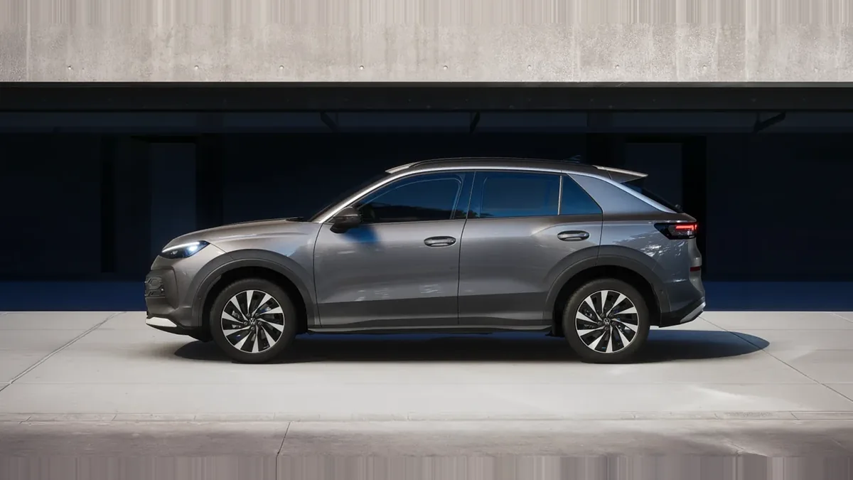 Volkswagen T-ROC Match 1.5 eTSI 150CV DSG en renting a Barcelona — Lateral