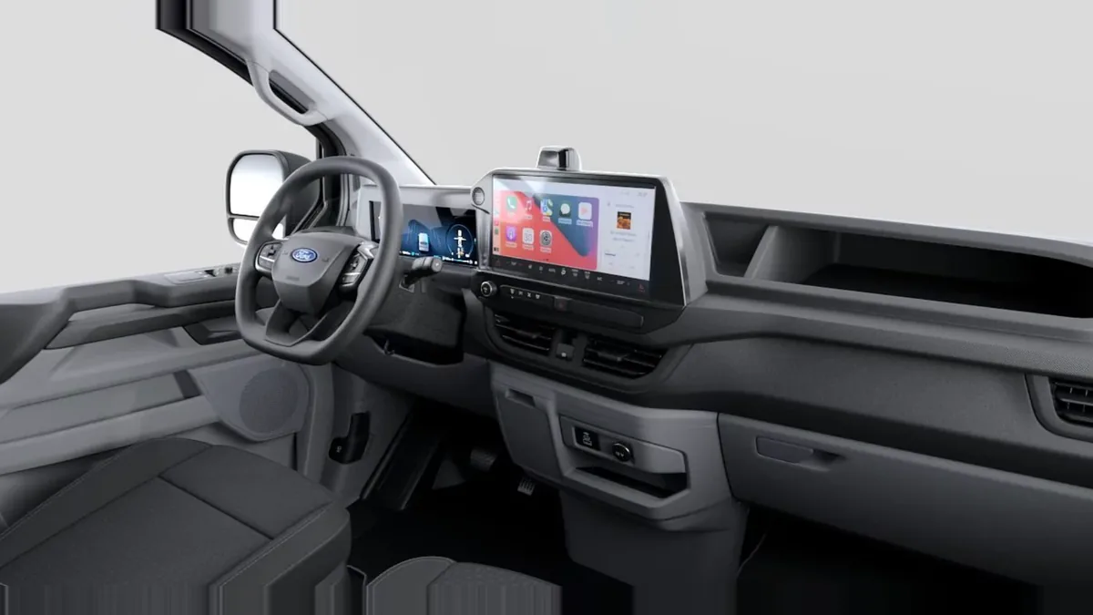 Ford TRANSIT CUSTOM Van 2.5 Duratec PHEV 171kW 320 L1 Trend en renting a Barcelona — Davant
