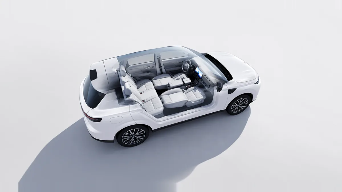 Leapmotor B10 REEV 18.8 kWh Life AT en renting a Barcelona — Darrere