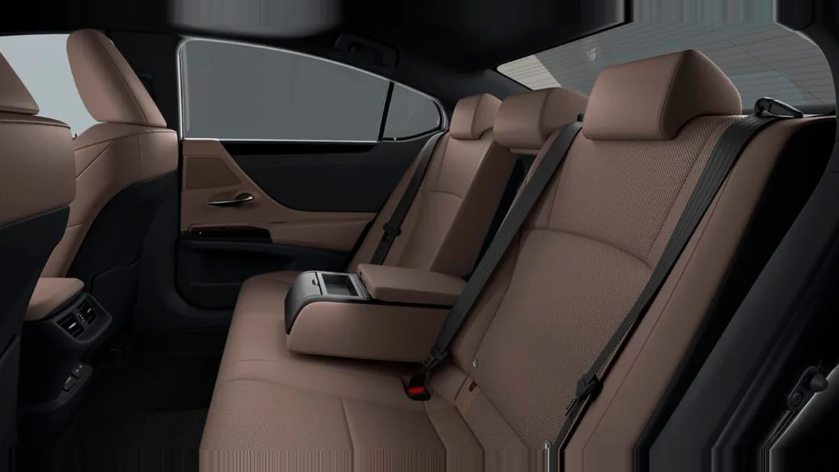 Lexus ES 2.5 300h Premium en renting a Barcelona — vista 6