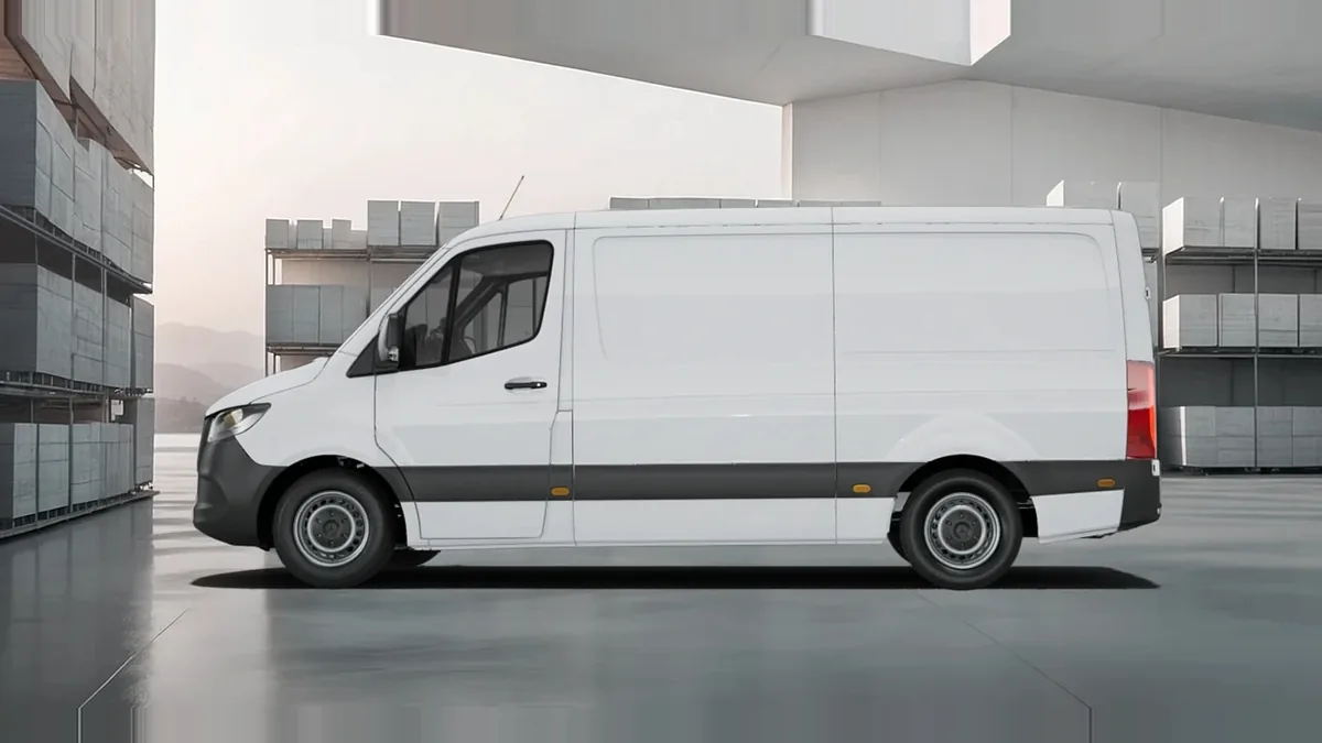 Mercedes-Benz Sprinter 315 CDI Medio Pro en renting a Barcelona — Lateral