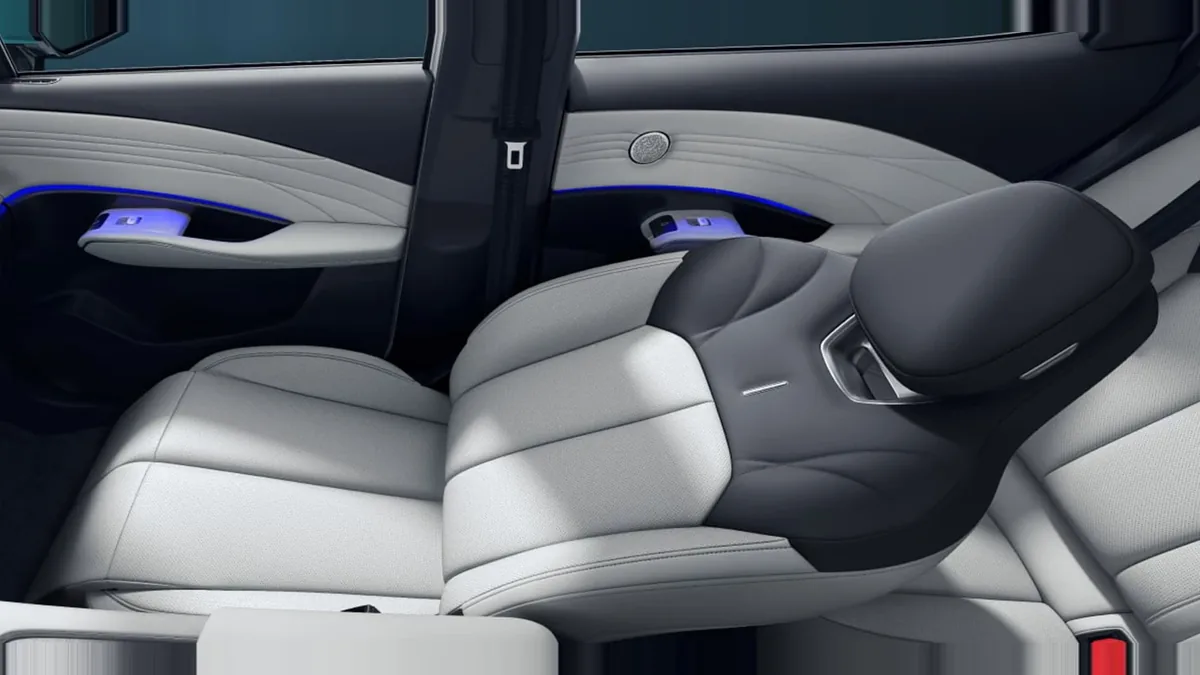 Omoda 7 1.5 TGDI PHEV Premium 279CV en renting a Barcelona — vista 8