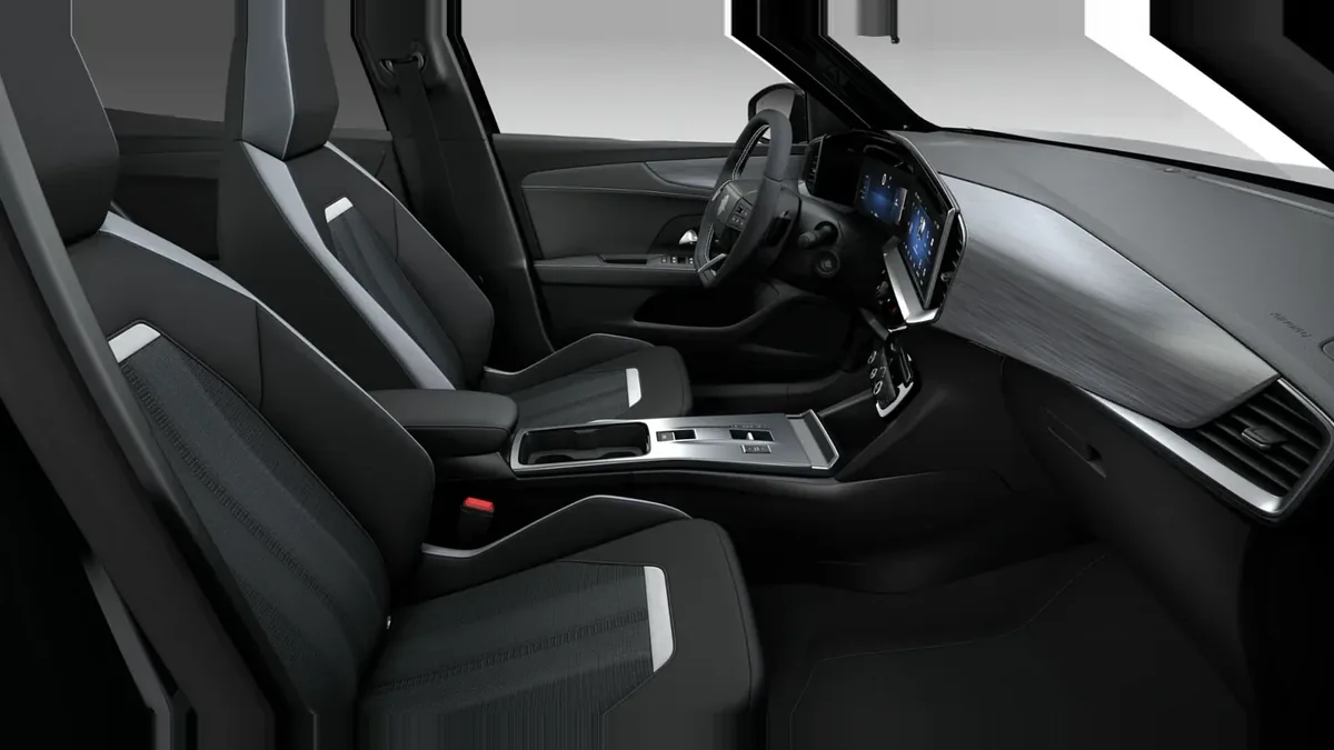 Opel Mokka 1.2 T XHT Hybrid eDCT6 GS en renting a Barcelona — Interior