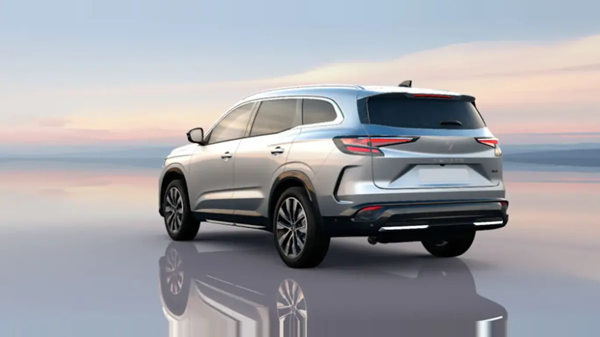 Renault ESPACE TECHNO E-TECH FULL HYBRID 200CV en renting a Barcelona — Darrere