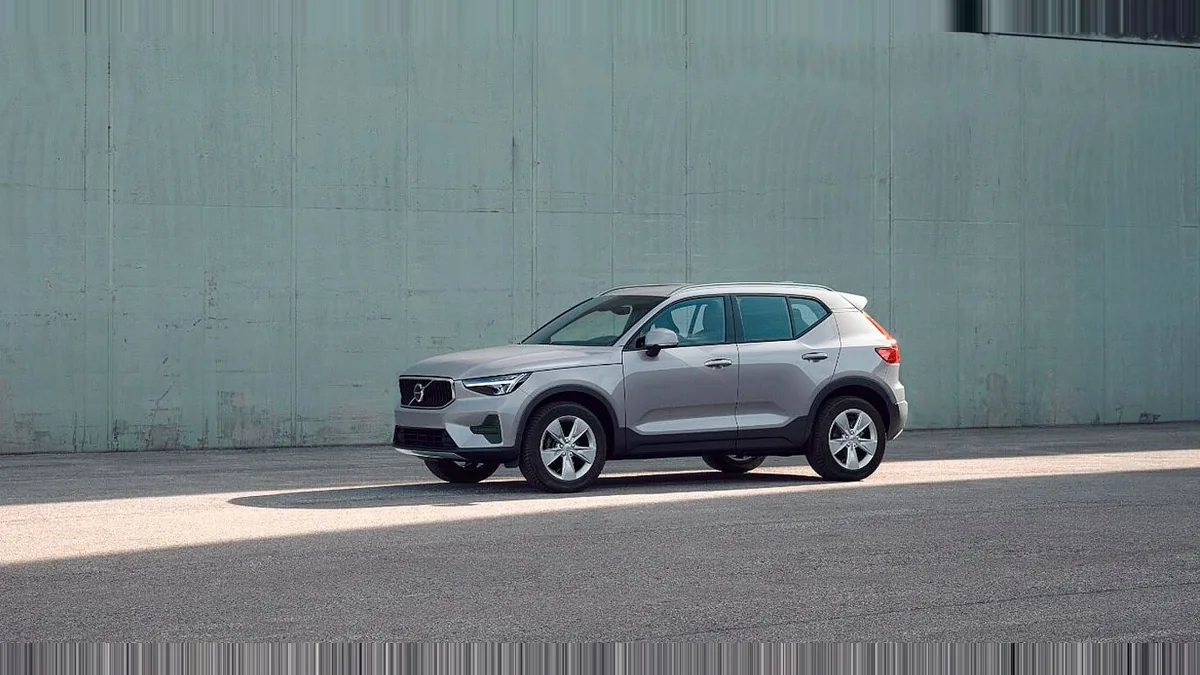 Volvo XC40 2.0 B3 Core G Auto en renting a Barcelona — Lateral