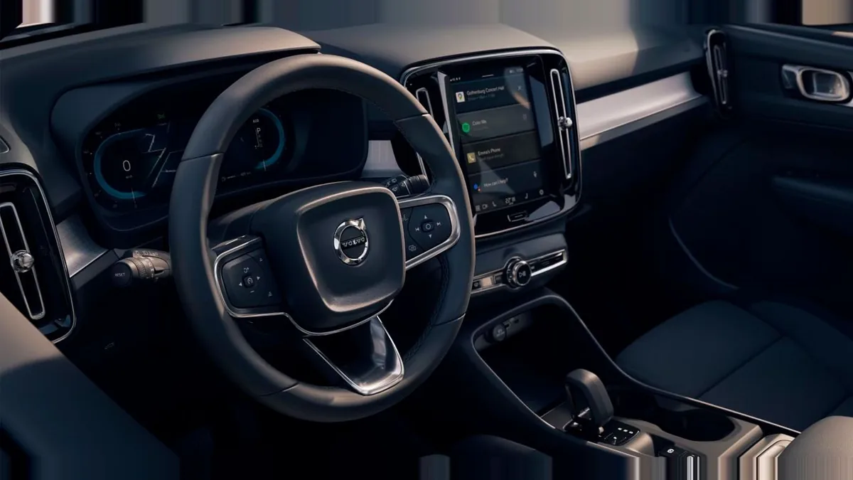 Volvo XC40 2.0 B3 Core G Auto en renting a Barcelona — Interior